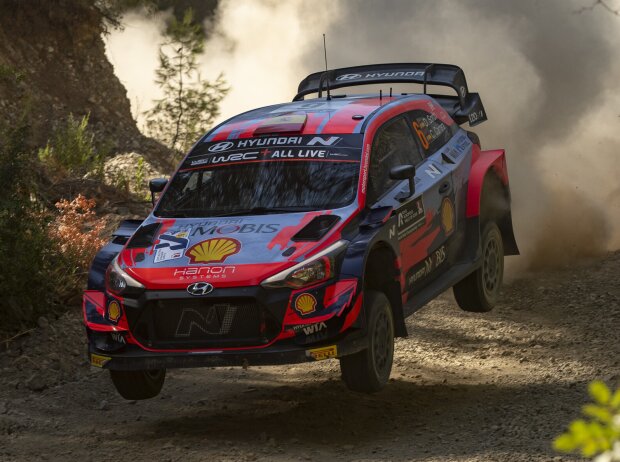 Titel-Bild zur News: Daniel Sordo springt in seinem Hyundai i20 WRC