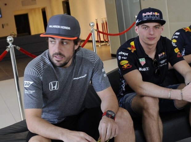 Fernando Alonso und Max Verstappen im Vorraum der Pressekonferenz