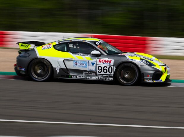 Daniel Blickle, Max Kronberg und Tim Scheerbarth auf ihrem Porsche 718 Cayman GT4 CS aus der KLasse Cup3 in der VLN/NLS 2021