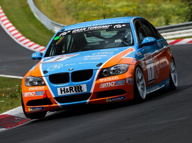 Christopher Rink, Danny Brink und Phillip Leisen auf ihrem BMW 325i aus der Klasse V4 in der VLN/NLS 2021