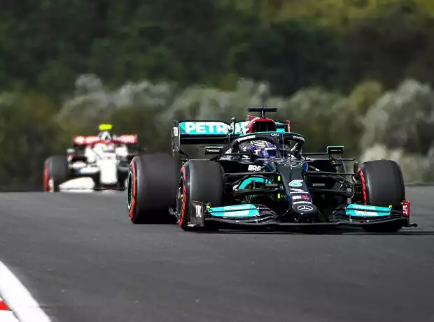 Lewis Hamilton (Mercedes W12) vor Antonio Giovinazzi (Alfa Romeo) im Training zum Formel-1-Rennen der Türkei in Istanbul 2021 Titel-Bild zur News: Lewis Hamilton (Mercedes W12) vor Antonio Giovinazzi (Alfa Romeo) im Training zum Formel-1-Rennen der Türkei in Istanbul 2021