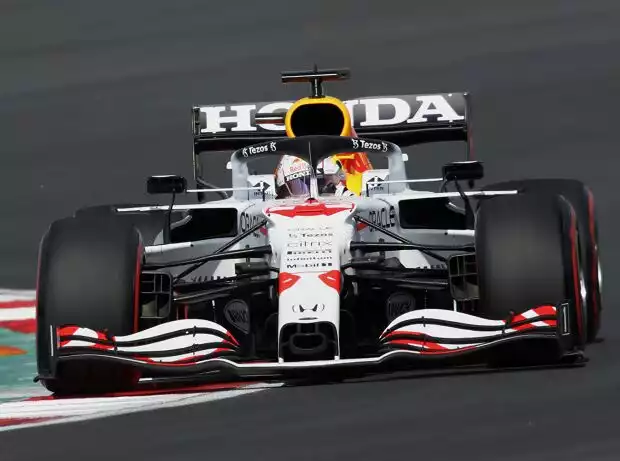 Max Verstappen (Red Bull RB16B) in der Honda-Speziallackierung im Formel-1-Training von Istanbul 2021 Titel-Bild zur News: Max Verstappen (Red Bull RB16B) in der Honda-Speziallackierung im Formel-1-Training von Istanbul 2021