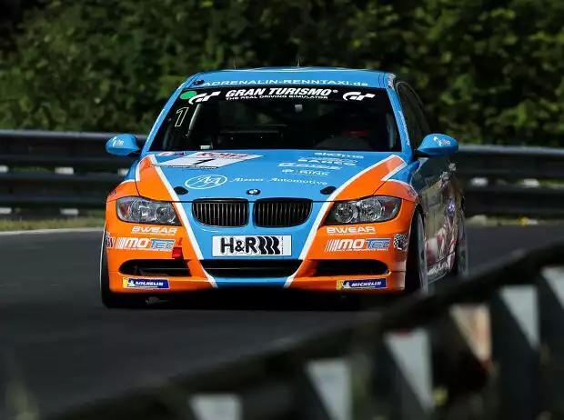 Titel-Bild zur News: Christopher Rink, Danny Brink und Philipp Leisen auf ihrem BMW 325i in der VLN/NLS 2021