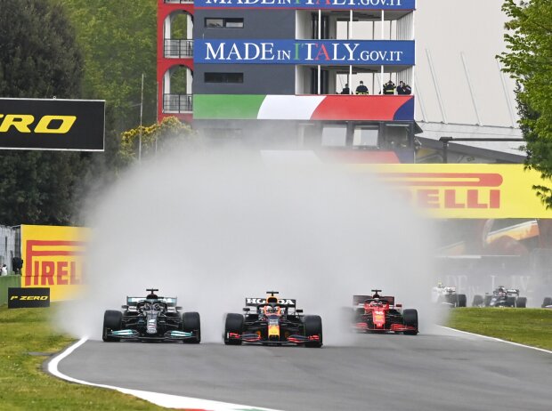 Titel-Bild zur News: Max Verstappen beim Start zum Formel-1-Rennen in Imola