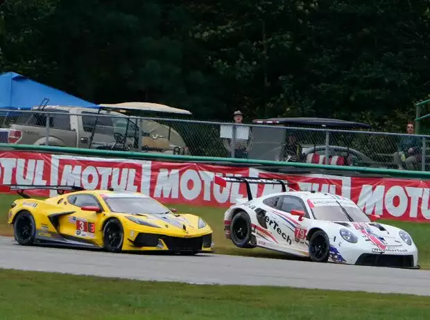 Die Corvette von Antonio Garcia und Jordan Taylor im Zweikampf mit dem Weathertech-Porsche von Kevin Estre und Cooper MacNeil bei der IMSA Sportscar Championship auf dem Virginia International Raceway Titel-Bild zur News: Die Corvette von Antonio Garcia und Jordan Taylor im Zweikampf mit dem Weathertech-Porsche von Kevin Estre und Cooper MacNeil bei der IMSA Sportscar Championship auf dem Virginia International Raceway