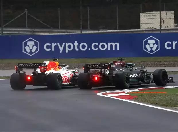 Lewis Hamilton (Mercedes W12) und Sergio Perez (Red Bull RB16B) kämpfen beim Formel-1-Rennen in Istanbul 2021 Titel-Bild zur News: Lewis Hamilton (Mercedes W12) und Sergio Perez (Red Bull RB16B) kämpfen beim Formel-1-Rennen in Istanbul 2021