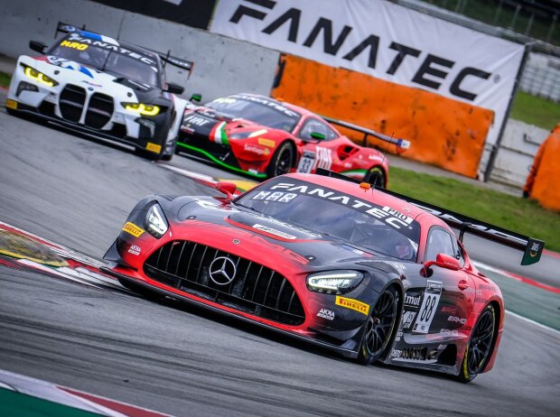 Felipe Fraga, Jules Gounon und Raffaele Marciello holten den Sieg beim GTWC-Finale; im Hintergrund der gaststartende BMW M4 GT3