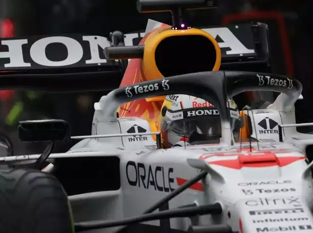 Nahaufnahme von Max Verstappen im Red Bull RB16 in Honda-Sonderdesign beim Boxenstopp im Grand Prix der Türkei 2021 in Istanbul Titel-Bild zur News: Nahaufnahme von Max Verstappen im Red Bull RB16 in Honda-Sonderdesign beim Boxenstopp im Grand Prix der Türkei 2021 in Istanbul