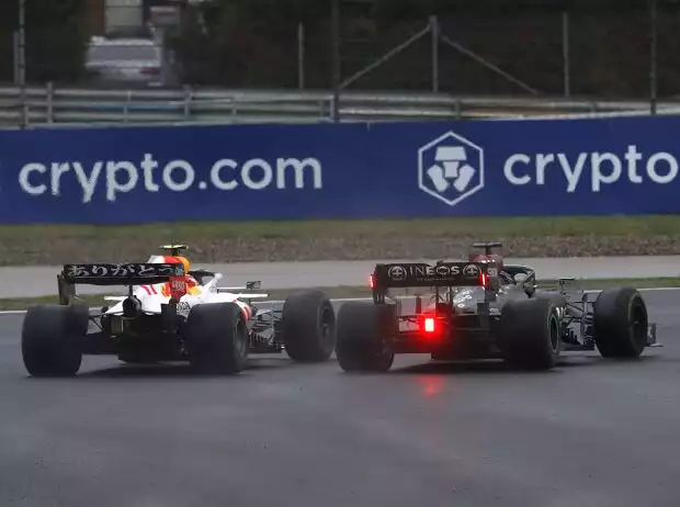 Titel-Bild zur News: Lewis Hamilton (Mercedes W12) und Sergio Perez (Red Bull RB16B) kämpfen im Formel-1-Rennen von Istanbul 2021