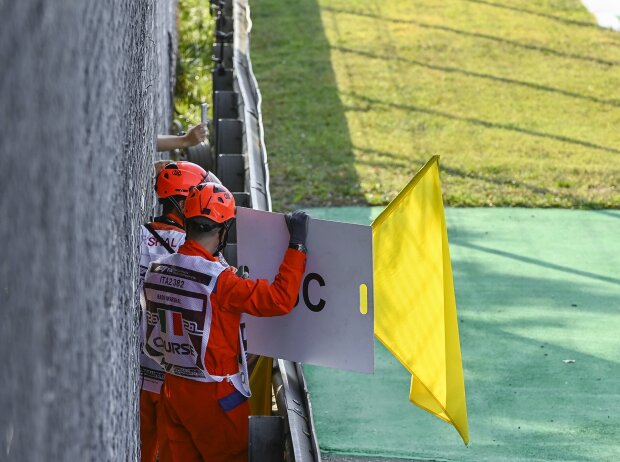 Titel-Bild zur News: Formel 1 gelbe Flagge Marshall