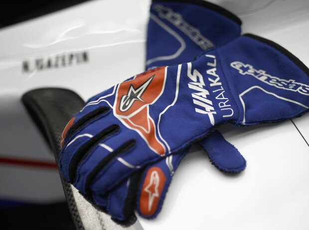 Titel-Bild zur News: Formel 1 Handschuhe