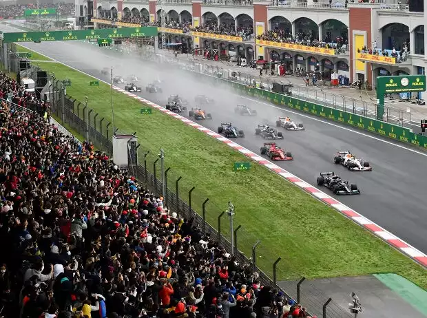 Start zum Formel-1-Rennen in Istanbul in der Türkei 2021 auf nasser Strecke Titel-Bild zur News: Start zum Formel-1-Rennen in Istanbul in der Türkei 2021 auf nasser Strecke