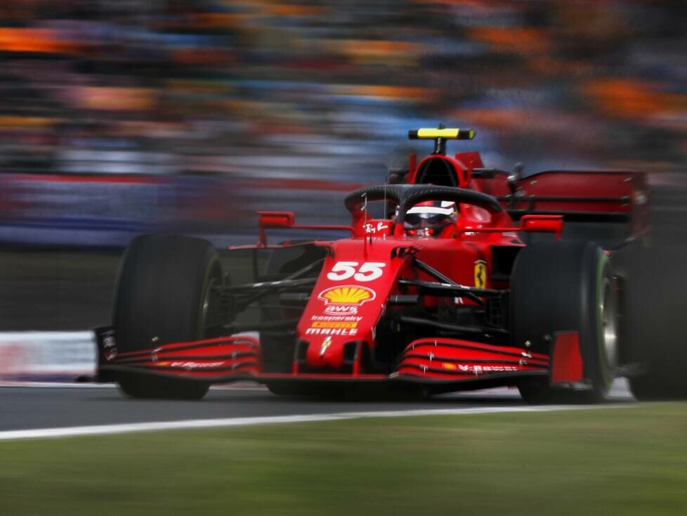 Carlos Sainz im Ferrari SF21 auf Intermediate-Reifen
