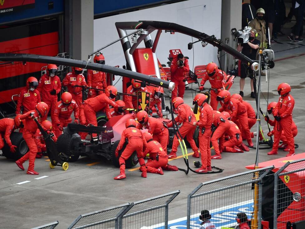 Carlos Sainz im Ferrari SF21 beim Boxenstopp