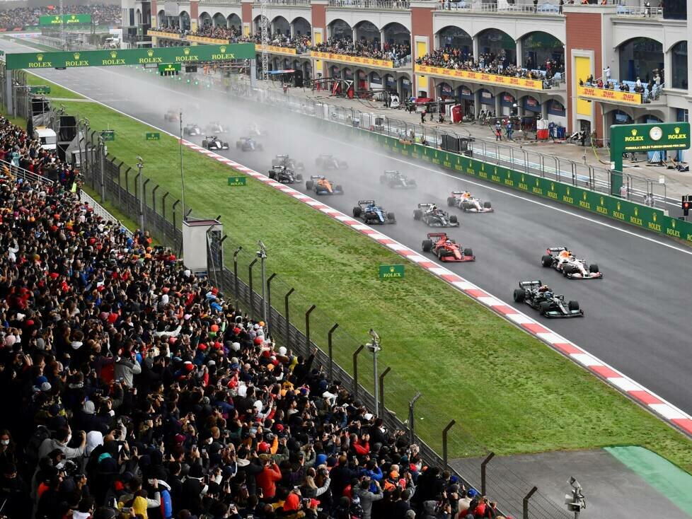 Start zum Formel-1-Rennen in Istanbul in der Türkei 2021 auf nasser Strecke