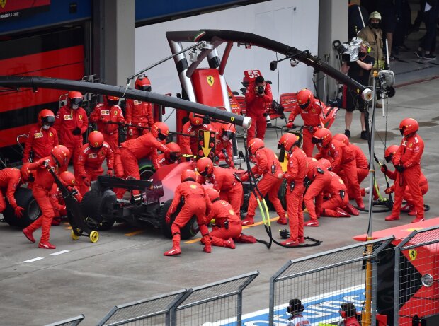 Carlos Sainz im Ferrari SF21 beim Boxenstopp im Formel-1-Rennen beim Grand Prix der Türkei 2021 in Istanbul