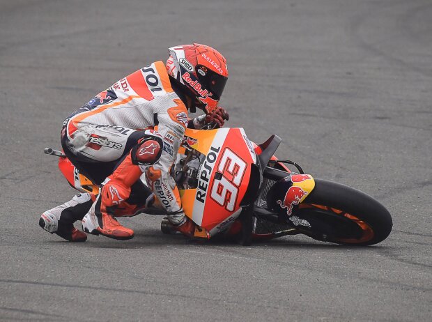 Sturz: Marc Marquez beim GP Großbritannien 2021 in Silverstone Sturz: Marc Marquez beim GP Großbritannien 2021 in Silverstone