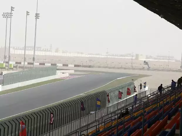 Zielgerade mit Boxengassen-Einfahrt auf dem Losail Circuit bei Doha in Katar 2009 Titel-Bild zur News: Zielgerade mit Boxengassen-Einfahrt auf dem Losail Circuit bei Doha in Katar 2009