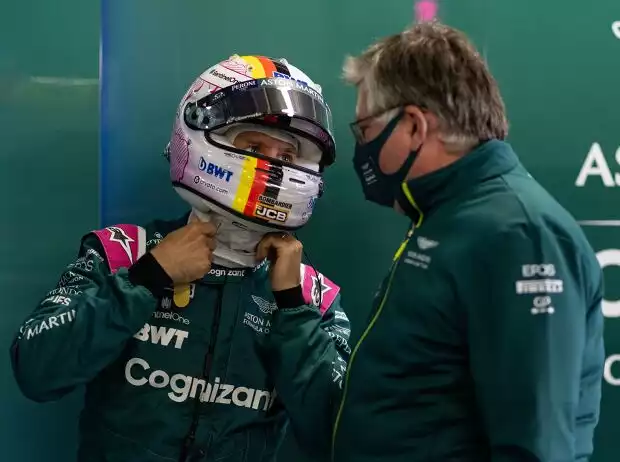 Sebastian Vettel mit seinem Formel-1-Teamchef Otmar Szafnauer von Aston Martin Titel-Bild zur News: Sebastian Vettel mit seinem Formel-1-Teamchef Otmar Szafnauer von Aston Martin