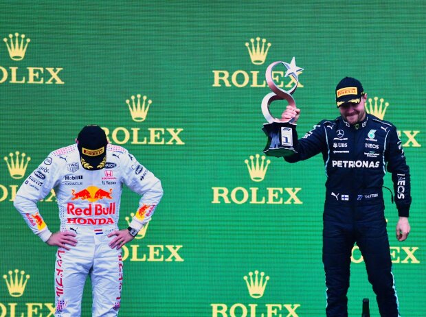 Titel-Bild zur News: Max Verstappen und Valtteri Bottas auf dem Podium nach dem Formel-1-Rennen in Istanbul 2021