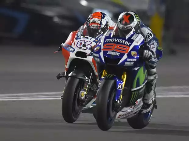 Jorge Lorenzo (Yamaha) und Andrea Dovizioso (Ducati) beim GP Katar 2015 in Losail Titel-Bild zur News: Jorge Lorenzo (Yamaha) und Andrea Dovizioso (Ducati) beim GP Katar 2015 in Losail