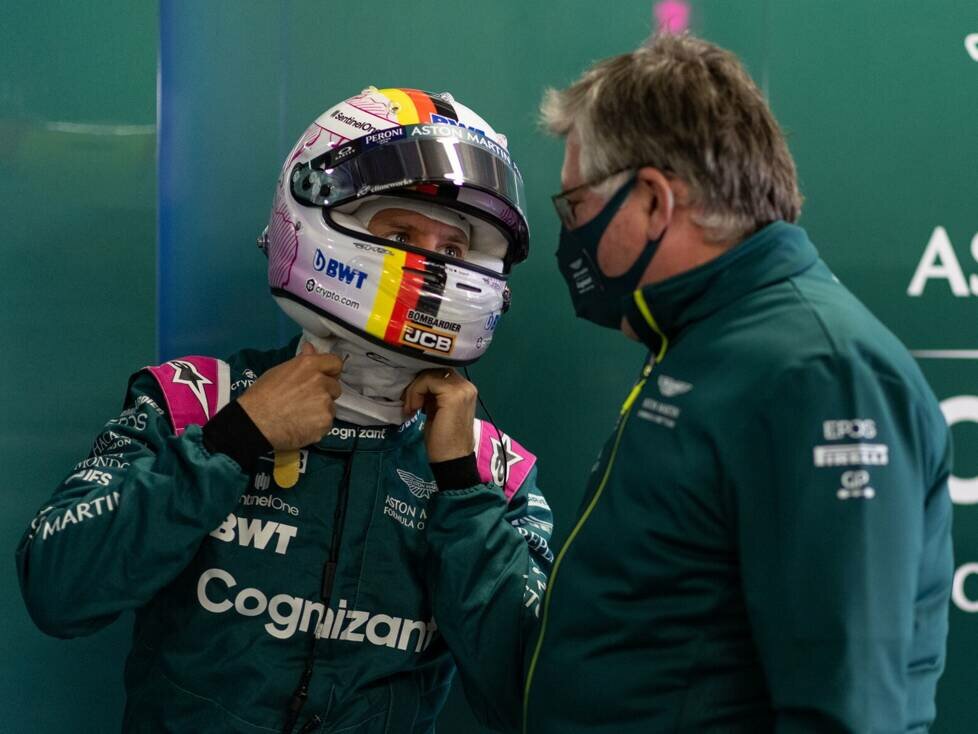Sebastian Vettel mit seinem Formel-1-Teamchef Otmar Szafnauer von Aston Martin