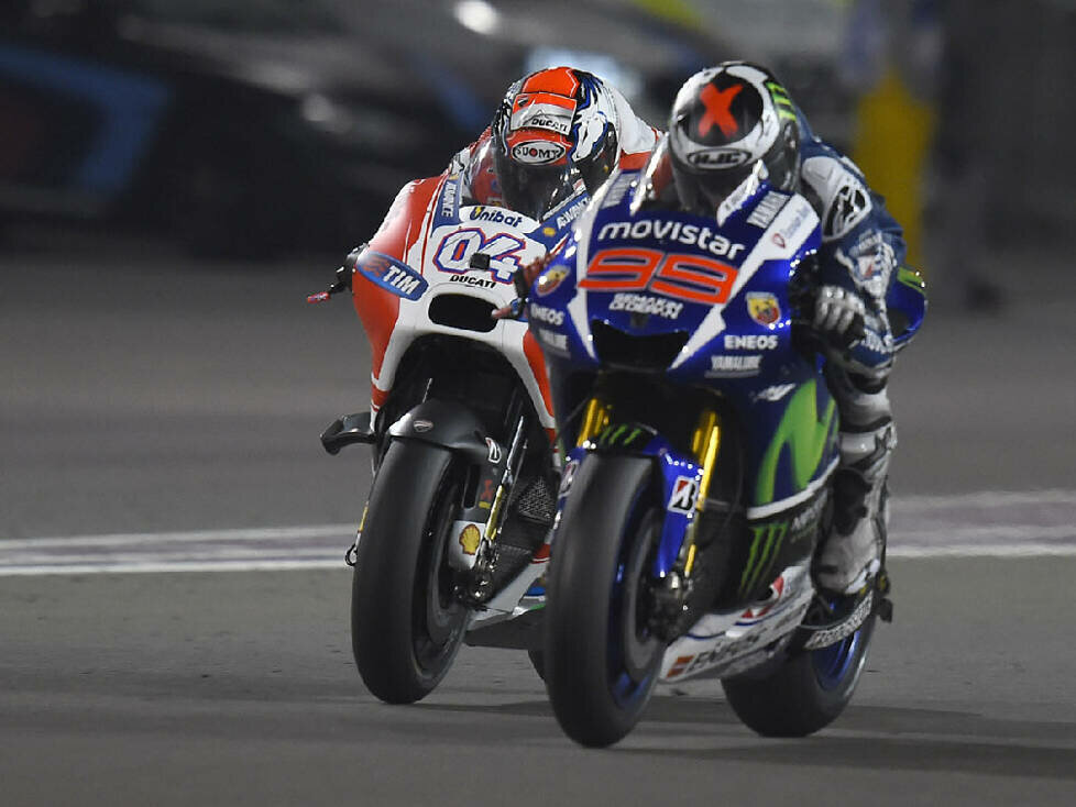 Jorge Lorenzo (Yamaha) und Andrea Dovizioso (Ducati) beim GP Katar 2015 in Losail