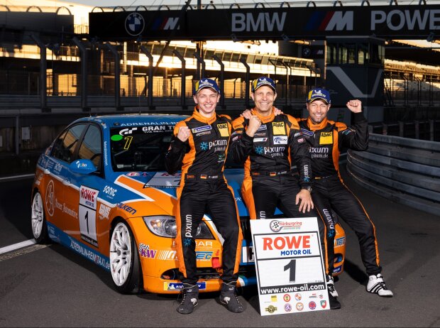 Danny Brink, Philipp Leisen und Matthias Unger feiern den Titel in der VLN/NLS 2021 Danny Brink, Philipp Leisen und Matthias Unger feiern den Titel in der VLN/NLS 2021