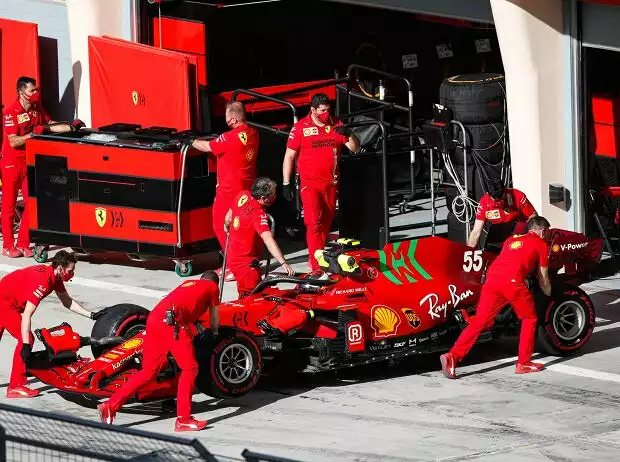 Carlos Sainz (Ferrari) bei den Formel-1-Testfahrten 2021 in Bahrain Titel-Bild zur News: Carlos Sainz (Ferrari) bei den Formel-1-Testfahrten 2021 in Bahrain