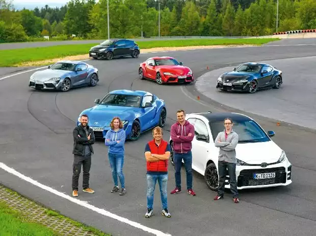 Titel-Bild zur News: AUTO BILD und Toyota Gazoo Racing bringen zusammen mit Profi-Rennfahrer Christian Menzel (Mitte) einen Leser in Richtung Poleposition. Aus Hunderten Bewerbern haben sich Robert Kriesch (links), Ina Schindelmann, Max Eyck (Zweiter von rechts) und Adrian Le