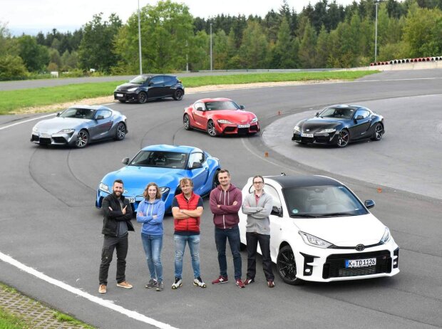 Robert Kriesch, Ina Schindelmann, Christian Menzel, Max Eyck und Adrian Lemmler (v.l.) vor GR Yaris und GR Supra.