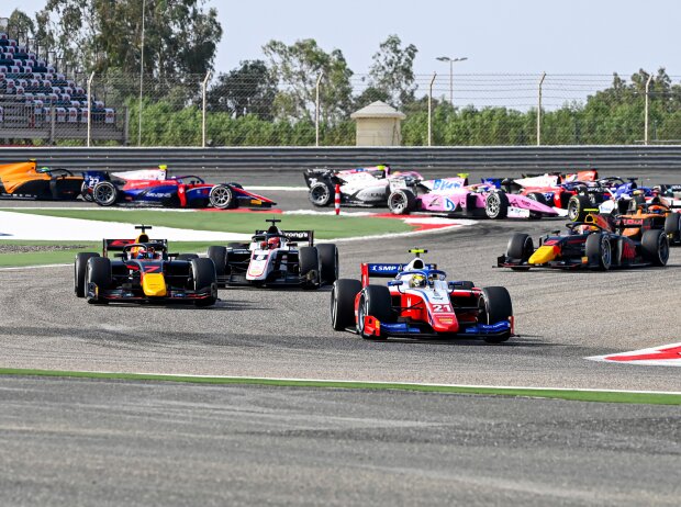 Titel-Bild zur News: Start der Formel 2 in Sachir (Bahrain)