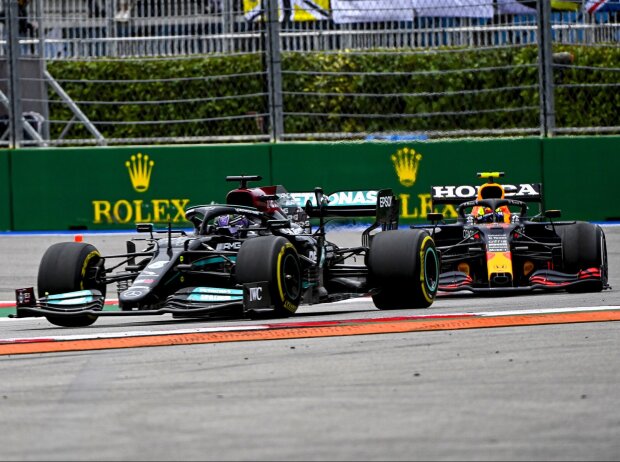 Lewis Hamilton (Mercedes) und Sergio Perez (Red Bull) im Zweikampf bei einem Formel-1-Rennen