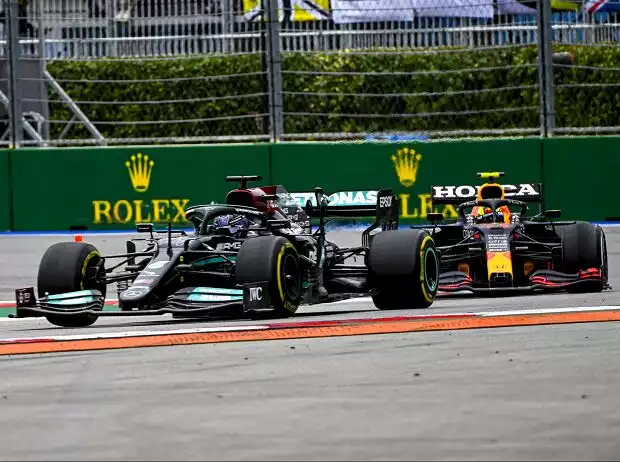 Lewis Hamilton (Mercedes) und Sergio Perez (Red Bull) im Zweikampf bei einem Formel-1-Rennen Titel-Bild zur News: Lewis Hamilton (Mercedes) und Sergio Perez (Red Bull) im Zweikampf bei einem Formel-1-Rennen