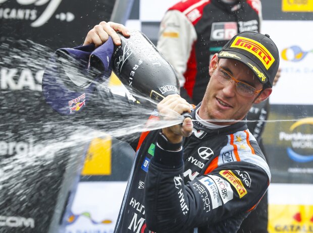 Titel-Bild zur News: Thierry Neuville versprüht nach dem Sieg bei der Rallye Spanien 2021 Champagner