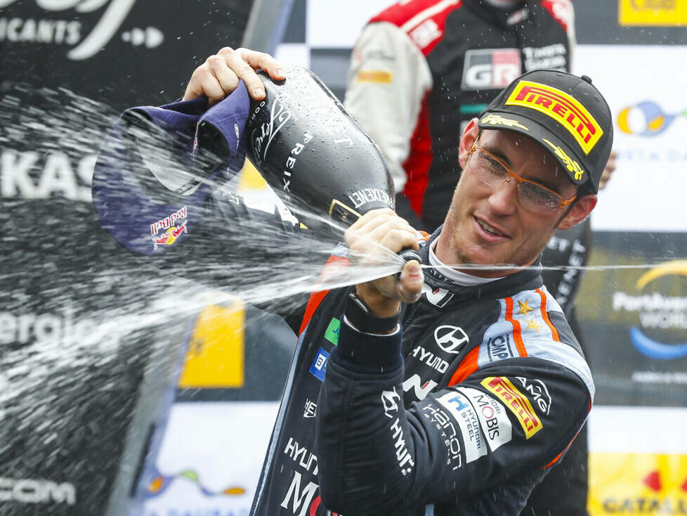 Thierry Neuville versprüht nach dem Sieg bei der Rallye Spanien 2021 Champagner