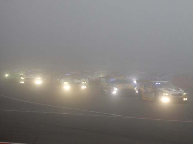 Restart des 24-Stunden-Rennens auf dem Nürburgring 2021 nach langer Unterbrechung im dichten Nebel