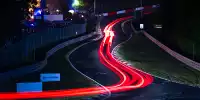 Renn-Action bei den 24h Nürburgring auf der Nordschleife bei Nacht