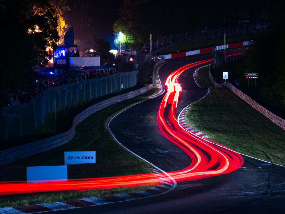 Renn-Action bei den 24h Nürburgring auf der Nordschleife bei Nacht
