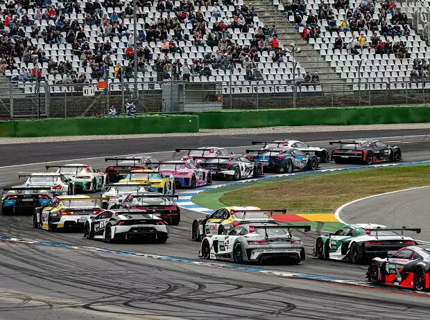 Die DTM-Autos in Formation auf dem Weg zum Start Titel-Bild zur News: Die DTM-Autos in Formation auf dem Weg zum Start