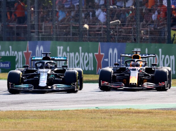 Titel-Bild zur News: Lewis Hamilton (Mercedes W12) und Max Verstappen (Red Bull RB16B) kurz vor ihrer Kollision beim Formel-1-Rennen in Monza 2021