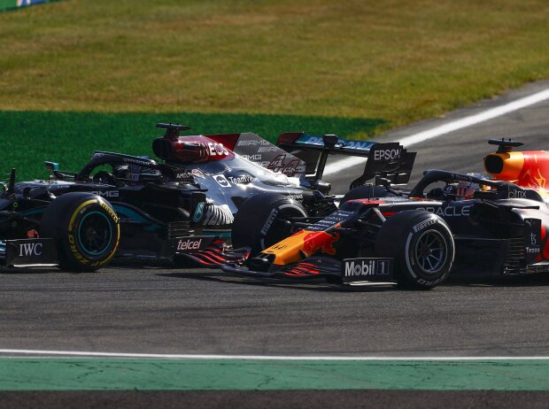 Titel-Bild zur News: Lewis Hamilton im Mercedes W12 und Max Verstappen im Red Bull RB16B beim Italien-Grand-Prix der Formel 1 2021 in Monza im Zweikampf