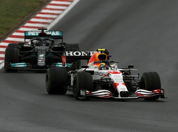 Titel-Bild zur News: Sergio Perez im Red Bull vor Lewis Hamilton im Mercedes beim Rennen in der Türkei 2021 in Istanbul im direkten Zweikampf