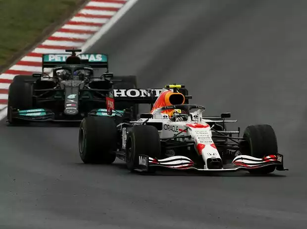 Sergio Perez im Red Bull vor Lewis Hamilton im Mercedes beim Rennen in der Türkei 2021 in Istanbul im direkten Zweikampf Titel-Bild zur News: Sergio Perez im Red Bull vor Lewis Hamilton im Mercedes beim Rennen in der Türkei 2021 in Istanbul im direkten Zweikampf