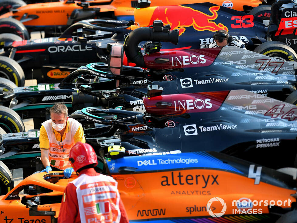 Formel-1-Autos im Parc Ferme