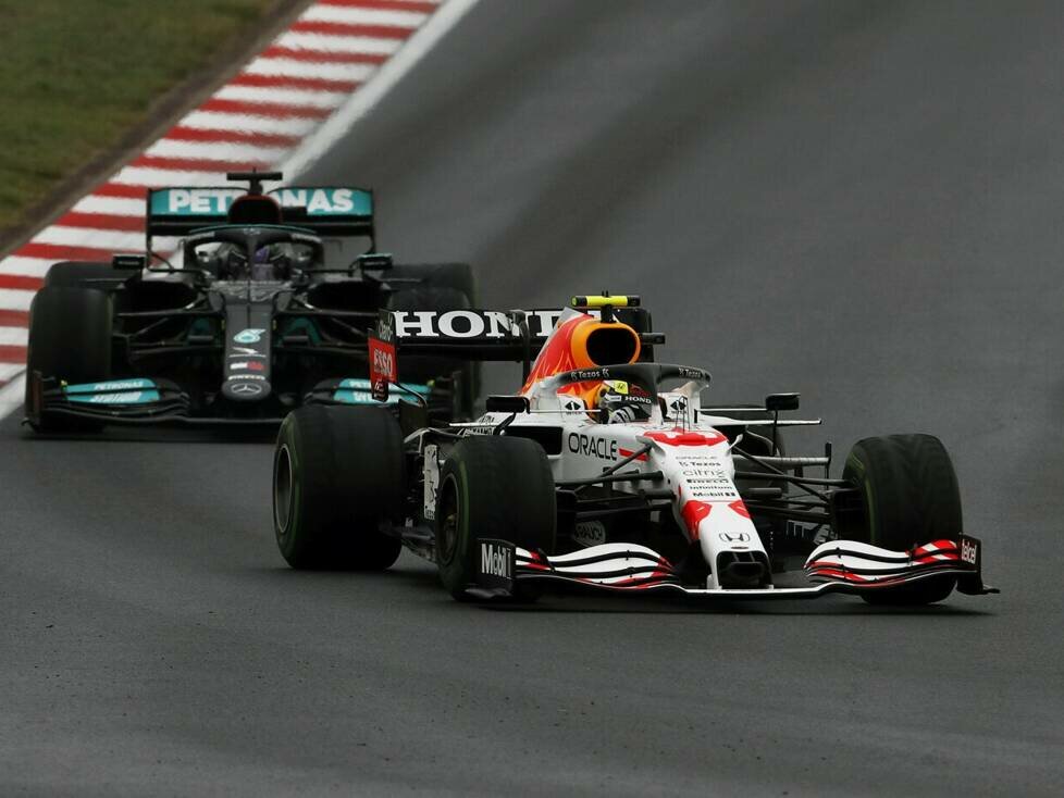 Sergio Perez im Red Bull vor Lewis Hamilton im Mercedes