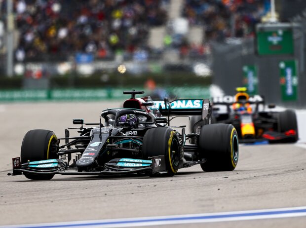 Titel-Bild zur News: Lewis Hamilton (Mercedes W12) vor Sergio Perez (Red Bull RB16B) beim Formel-1-Rennen von Russland in Sotschi 2021