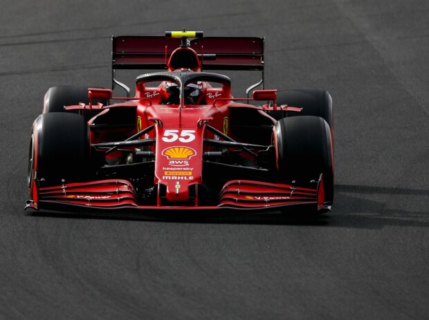 Titel-Bild zur News: Carlos Sainz im Ferrari SF21