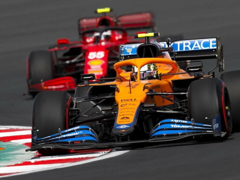 Lando Norris im McLaren MCL35M vor Carlos Sainz im Ferrari SF21