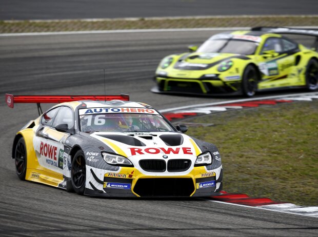 Timo Glock im BMW auf dem Nürburgring gefolgt von Michael Ammermüller im Porsche Timo Glock im BMW auf dem Nürburgring gefolgt von Michael Ammermüller im Porsche